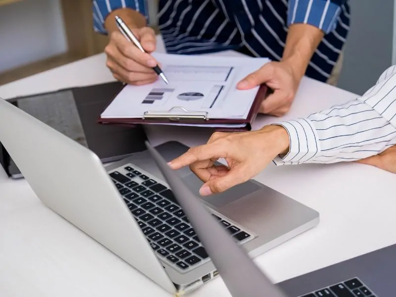 Hands reviewing investment data on a laptop – consulting for relocation to Portugal