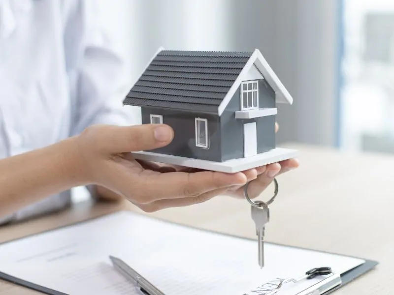 House model and key – property acquisition process for relocation to Portugal
