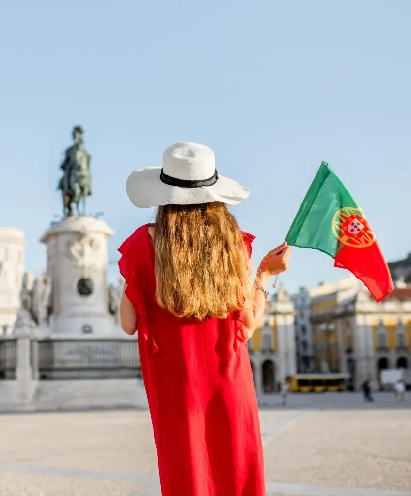 Smiling people in an urban setting, representing relocation services in Portugal.